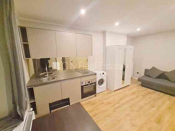 Здание во дворе, реновированный дом, закрытый двор, вход с улицы и со двора, Rīga