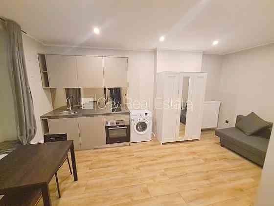 Здание во дворе, реновированный дом, закрытый двор, вход с улицы и со двора, Rīga