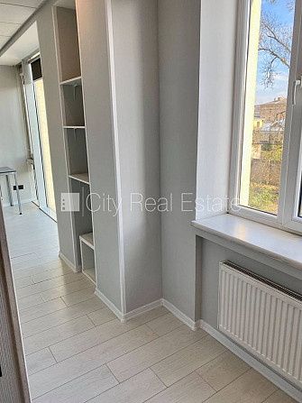 Fasādes māja, renovēta māja, slēgts pagalms, ieeja no ielas, ir lifts, kāpņu telpa pēc Rīga - foto 11