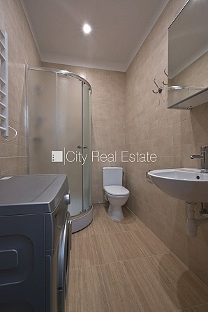 Fasādes māja, renovēta māja, slēgts pagalms, iespēja nomāt autostāvvietu, kāpņu telpa Rīga - foto 6