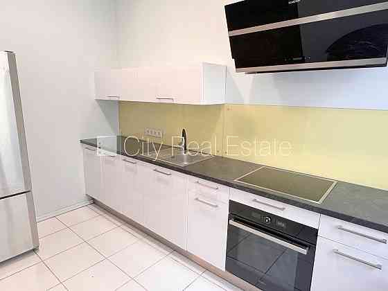 Фасадный дом, вход с улицы, лестничная клетка после косметического ремонта, окна Rīga