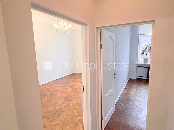 Fasādes māja, ieeja no ielas, kāpņu telpa pēc kosmētiskā remonta, logi vērsti mājas abās Rīga - foto 17