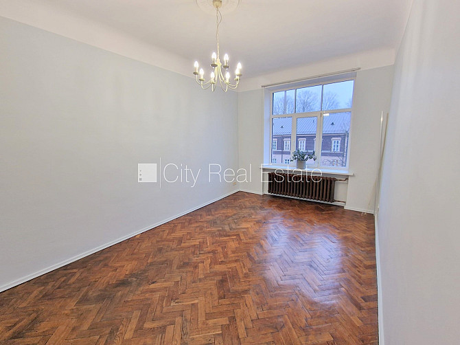 Fasādes māja, ieeja no ielas, kāpņu telpa pēc kosmētiskā remonta, logi vērsti mājas abās Rīga - foto 11