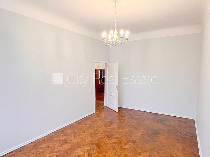 Fasādes māja, ieeja no ielas, kāpņu telpa pēc kosmētiskā remonta, logi vērsti mājas abās Rīga - foto 14