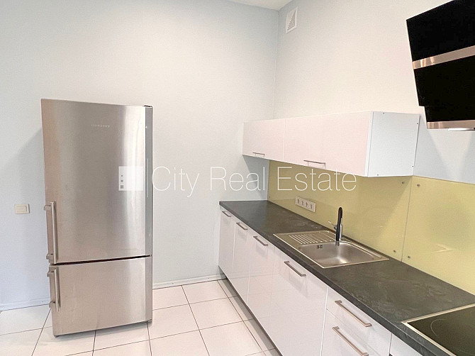 Fasādes māja, ieeja no ielas, kāpņu telpa pēc kosmētiskā remonta, logi vērsti mājas abās Rīga - foto 4