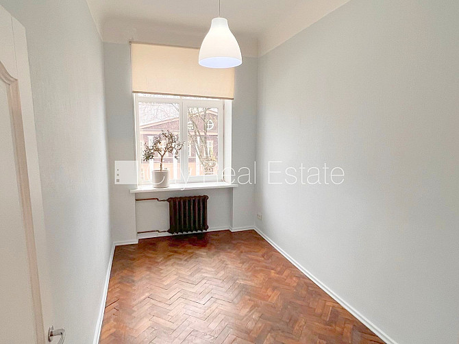 Fasādes māja, ieeja no ielas, kāpņu telpa pēc kosmētiskā remonta, logi vērsti mājas abās Rīga - foto 13