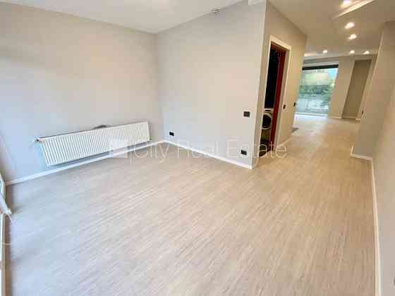 Фасадный дом, реновированный дом, закрытая территория, вход с улицы, лифт, Rīga