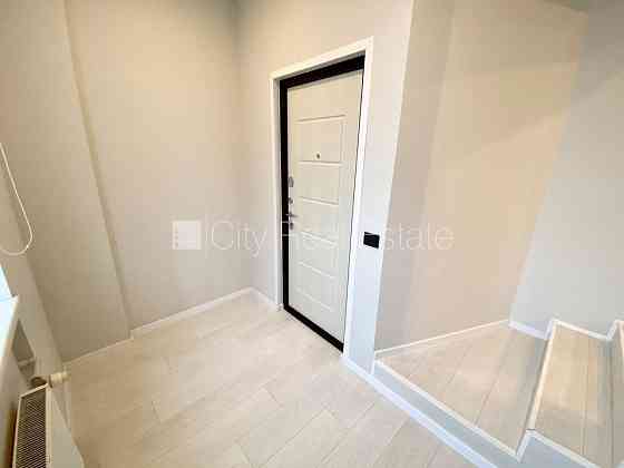 Фасадный дом, реновированный дом, закрытая территория, вход с улицы, лифт, Rīga