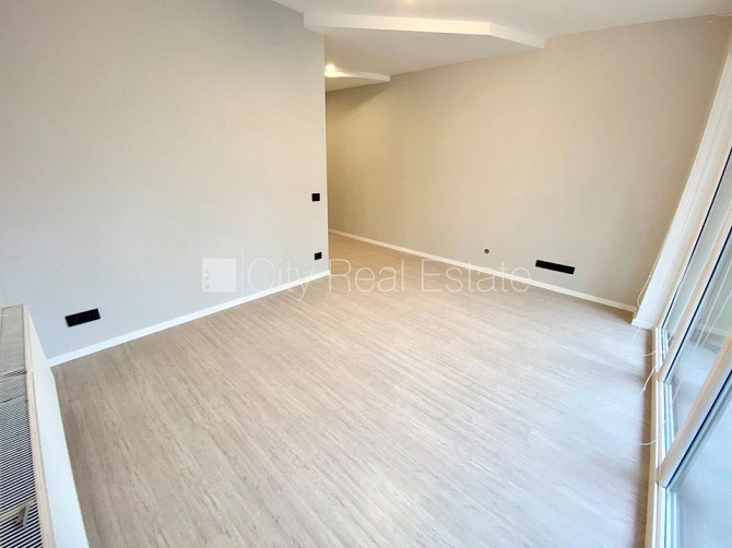 Fasādes māja, renovēta māja, slēgta teritorija, ieeja no ielas, ir lifts, kāpņu telpa pēc Rīga - foto 4