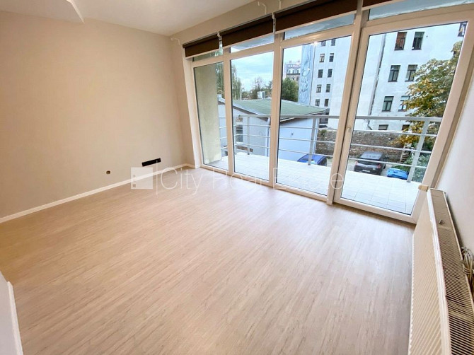 Fasādes māja, renovēta māja, slēgta teritorija, ieeja no ielas, ir lifts, kāpņu telpa pēc Rīga - foto 12