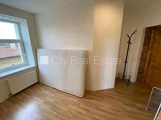 Фасадный дом, реновированный дом, закрытый двор, вход с улицы, лестничная клетка Рига