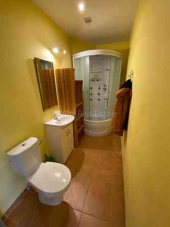 Фасадный дом, реновированный дом, закрытый двор, вход с улицы, лестничная клетка Рига