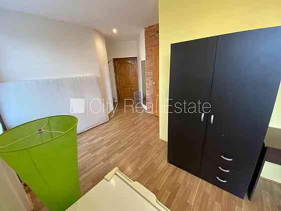 Фасадный дом, реновированный дом, закрытый двор, вход с улицы, лестничная клетка Рига