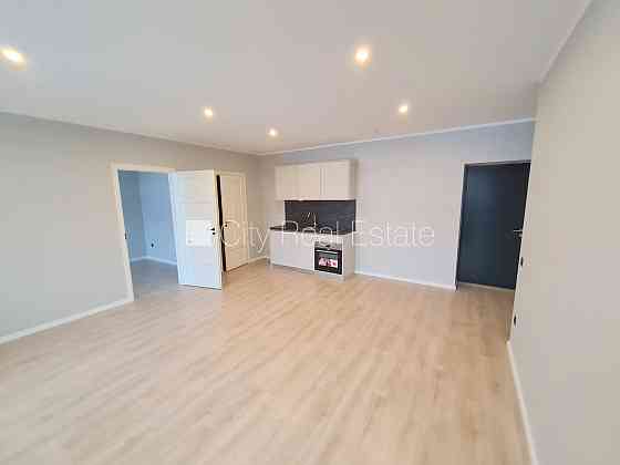 Фасадный дом, реновированный дом, закрытый двор, вход с улицы и со двора, Рига