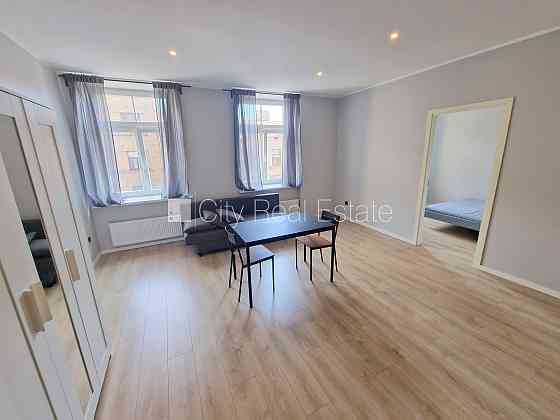 Фасадный дом, реновированный дом, закрытый двор, вход с улицы и со двора, Рига