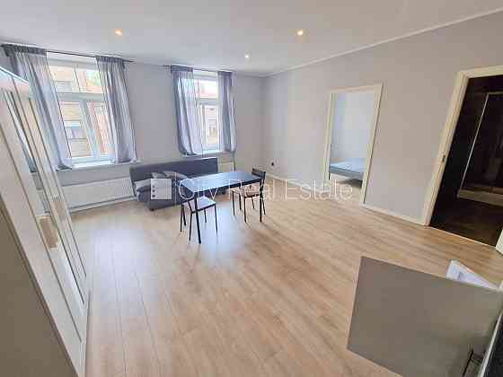 Фасадный дом, реновированный дом, закрытый двор, вход с улицы и со двора, Рига