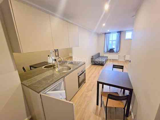 Здание во дворе, реновированный дом, закрытый двор, вход с улицы и со двора, Рига