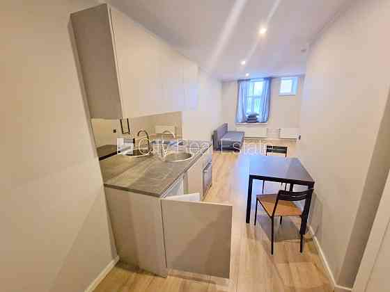 Здание во дворе, реновированный дом, закрытый двор, вход с улицы и со двора, Рига