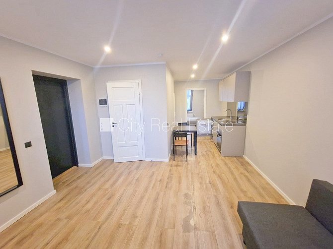 Здание во дворе, реновированный дом, закрытый двор, вход с улицы и со двора, Рига - изображение 1