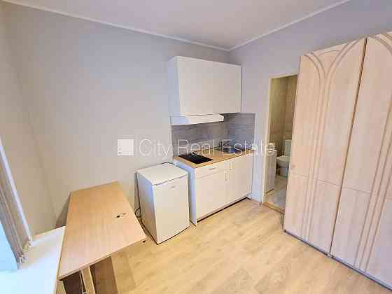 Фасадный дом, реновированный дом, закрытый двор, вход со двора, лестничная клетка Рига