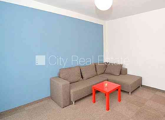 Фасадный дом, подъездная дорога покрыта брущаткoй, вход с улицы, окна выходят в Рига