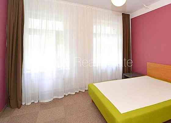 Фасадный дом, подъездная дорога покрыта брущаткoй, вход с улицы, окна выходят в Рига