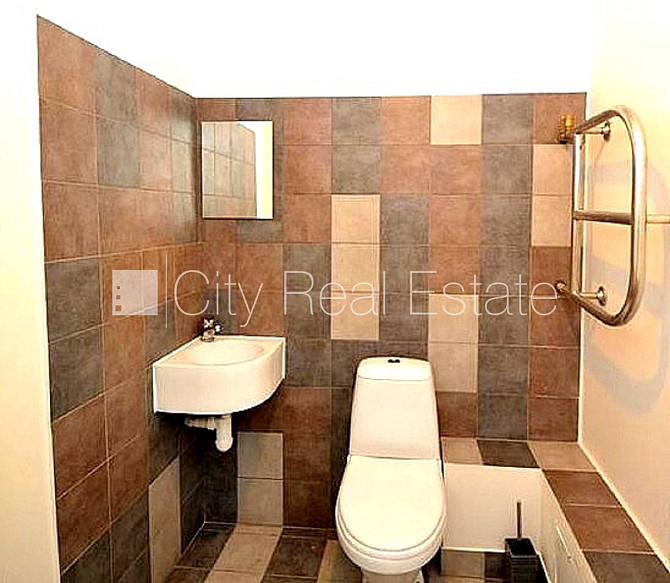 Фасадный дом, подъездная дорога покрыта брущаткoй, вход с улицы, окна выходят в Рига - изображение 9