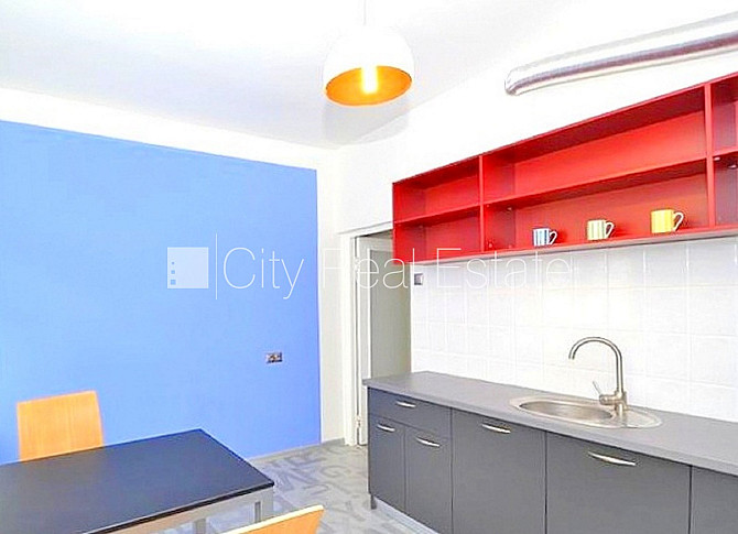 Фасадный дом, подъездная дорога покрыта брущаткoй, вход с улицы, окна выходят в Рига - изображение 2