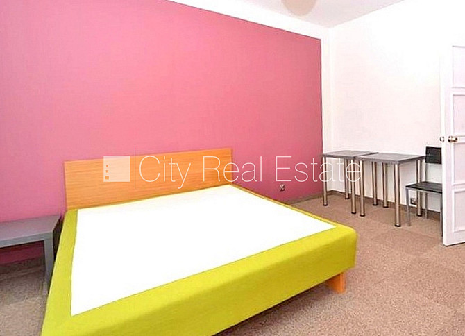 Фасадный дом, подъездная дорога покрыта брущаткoй, вход с улицы, окна выходят в Рига - изображение 6