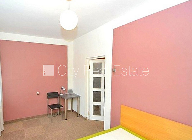 Фасадный дом, подъездная дорога покрыта брущаткoй, вход с улицы, окна выходят в Рига - изображение 8