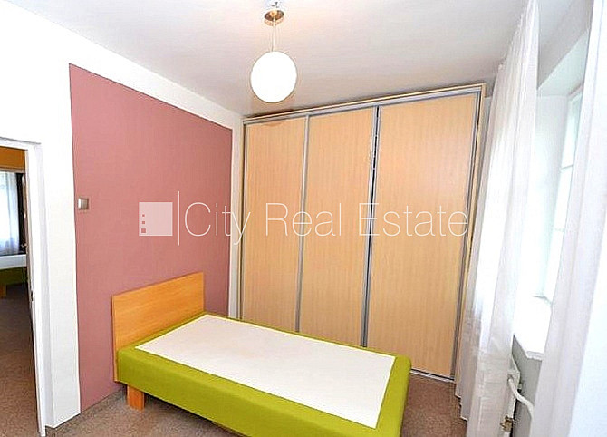 Фасадный дом, подъездная дорога покрыта брущаткoй, вход с улицы, окна выходят в Рига - изображение 7