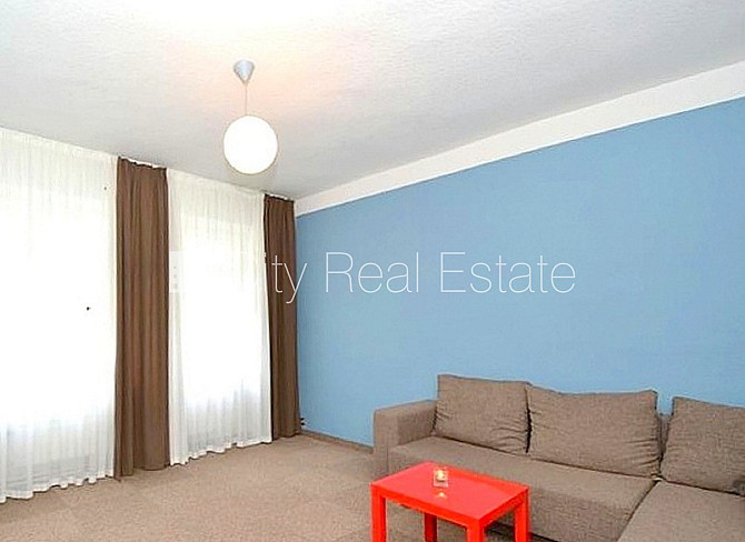 Фасадный дом, подъездная дорога покрыта брущаткoй, вход с улицы, окна выходят в Рига - изображение 3