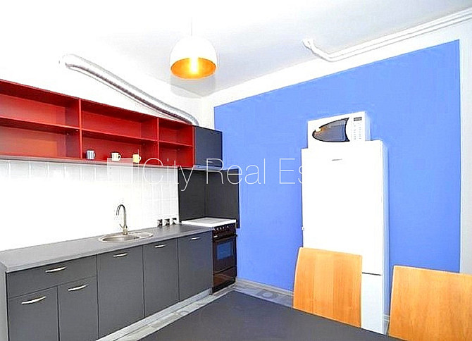 Фасадный дом, подъездная дорога покрыта брущаткoй, вход с улицы, окна выходят в Рига - изображение 1