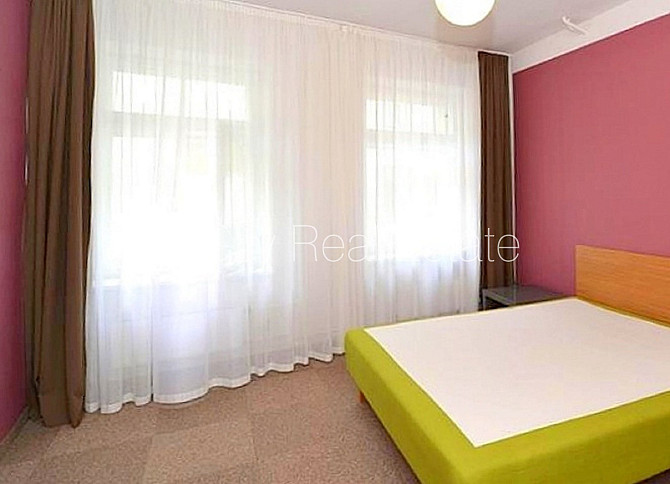 Фасадный дом, подъездная дорога покрыта брущаткoй, вход с улицы, окна выходят в Рига - изображение 5