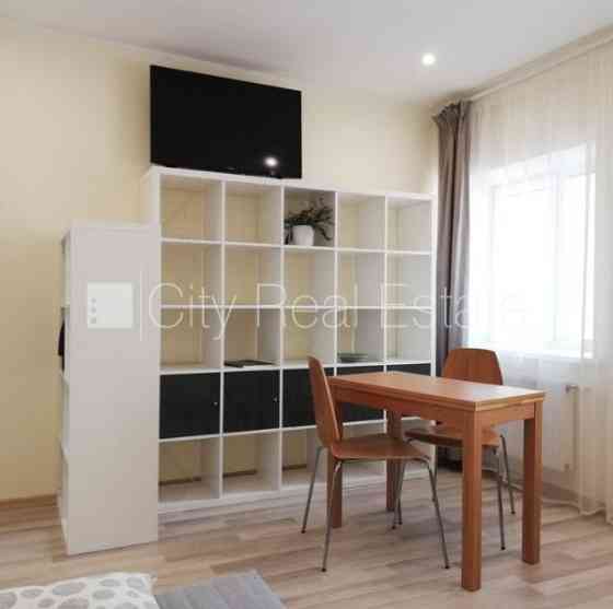 Здание во дворе, реновированный дом, вход со двора, лестничная клетка после Рига