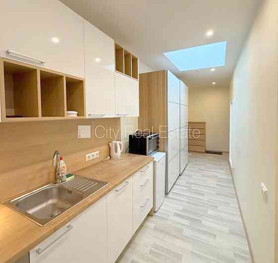 Здание во дворе, реновированный дом, вход со двора, лестничная клетка после Рига