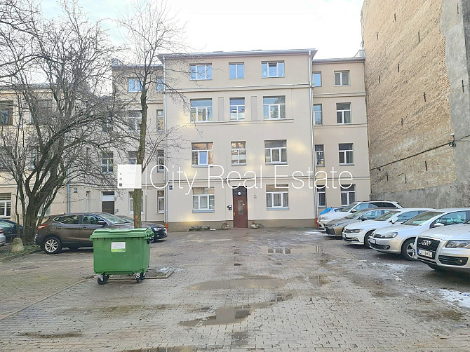 Здание во дворе, реновированный дом, вход со двора, лестничная клетка после Рига - изображение 12