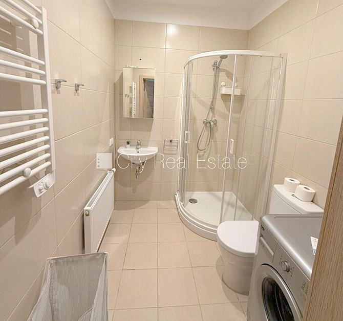 Здание во дворе, реновированный дом, вход со двора, лестничная клетка после Рига - изображение 7