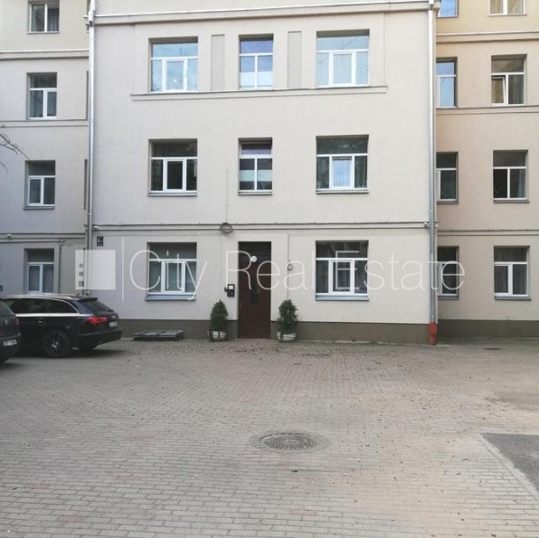 Здание во дворе, реновированный дом, вход со двора, лестничная клетка после Рига - изображение 11