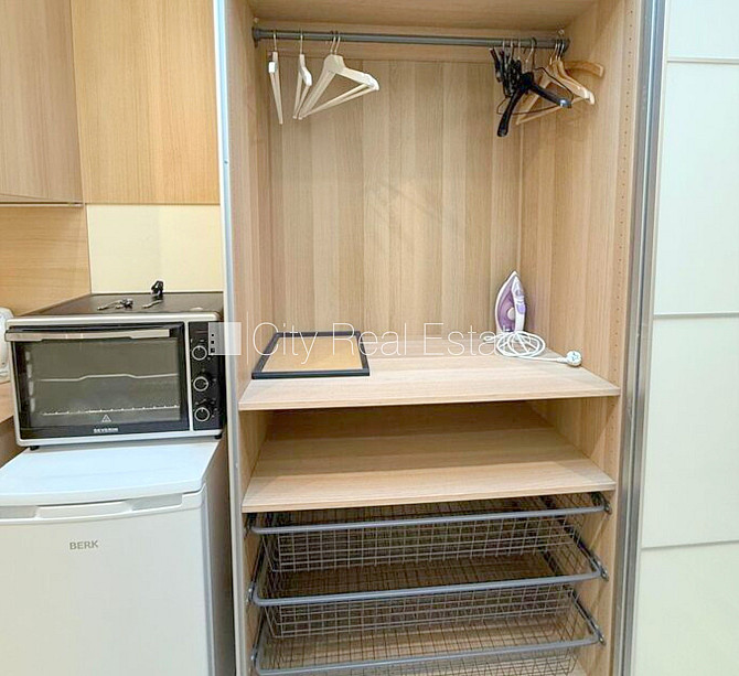 Здание во дворе, реновированный дом, вход со двора, лестничная клетка после Рига - изображение 8