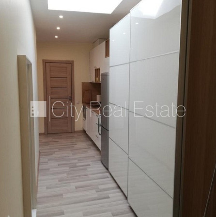 Здание во дворе, реновированный дом, вход со двора, лестничная клетка после Рига - изображение 9