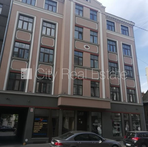 Здание во дворе, реновированный дом, вход со двора, лестничная клетка после Рига - изображение 14