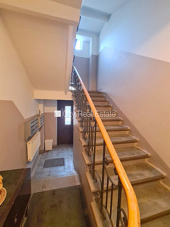 Здание во дворе, реновированный дом, вход со двора, лестничная клетка после Рига - изображение 10