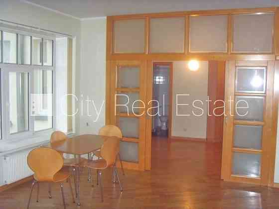 Фасадный дом, реновированный дом, объект охраняет физическая охрана, вход с Рига