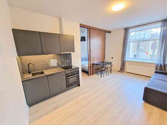 Фасадный дом, реновированный дом, закрытый двор, вход с улицы, лифт, лестничная Рига