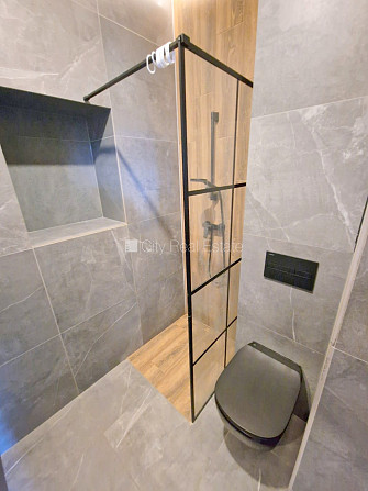 Фасадный дом, реновированный дом, закрытый двор, вход с улицы, лифт, лестничная Рига - изображение 15