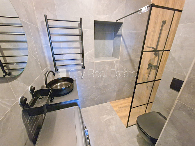 Фасадный дом, реновированный дом, закрытый двор, вход с улицы, лифт, лестничная Рига - изображение 14