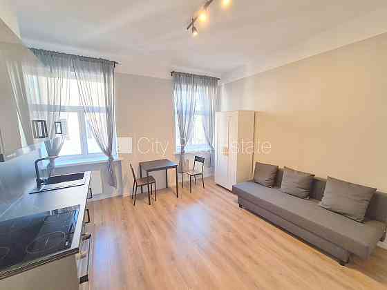 Здание во дворе, реновированный дом, закрытый двор, вход с улицы и со двора, лифт, Рига