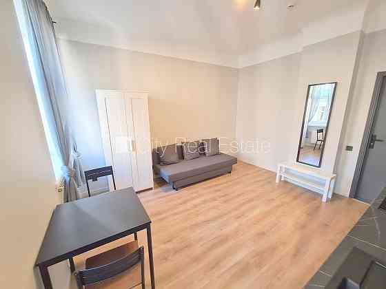 Здание во дворе, реновированный дом, закрытый двор, вход с улицы и со двора, лифт, Рига