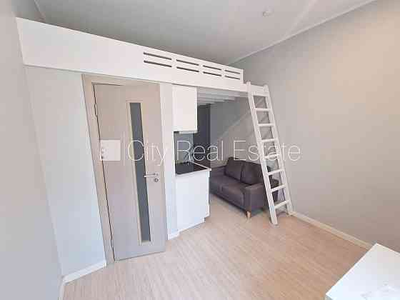 Фасадный дом, реновированный дом, закрытый двор, вход с улицы, лестничная клетка Рига